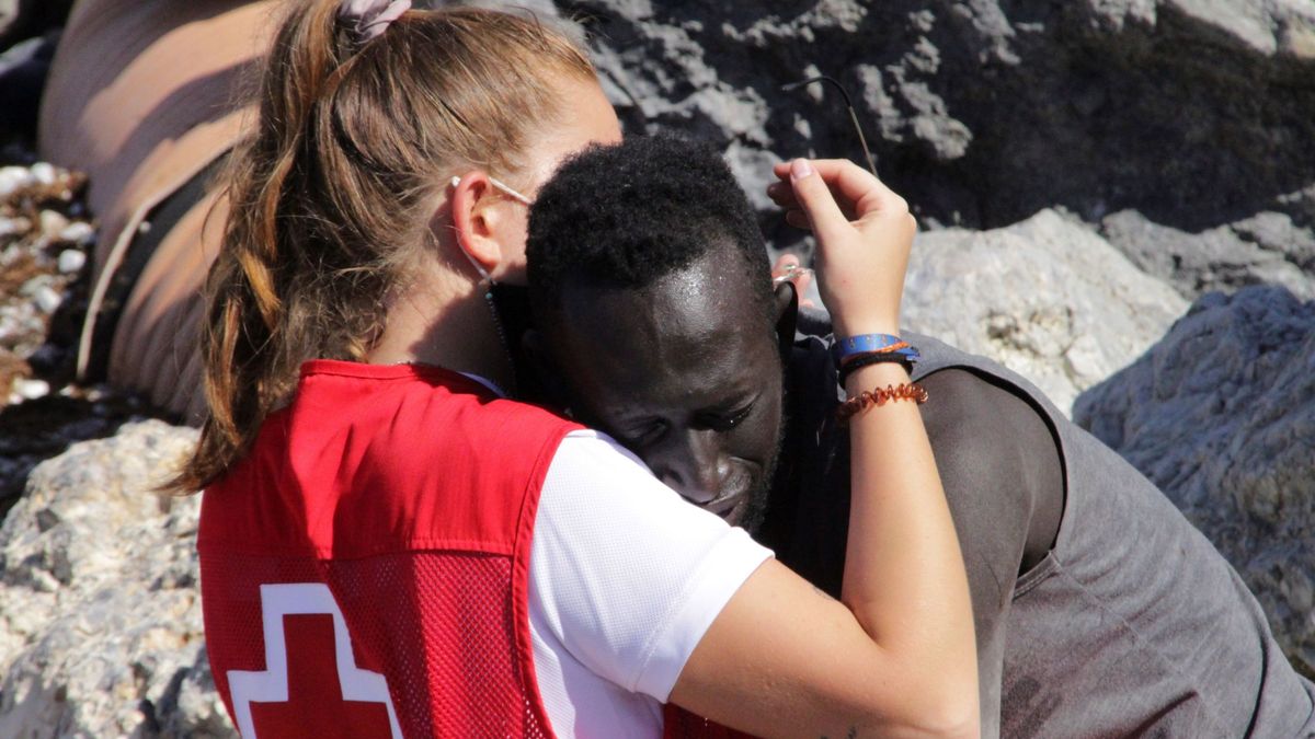 Las redes se vuelcan con la voluntaria de la Cruz Roja que abrazó a un inmigrante: #GraciasLuna