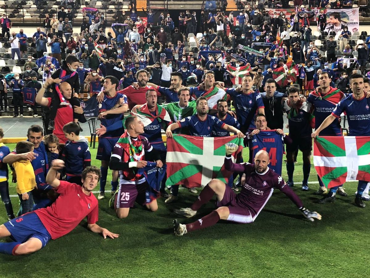 Foto: Los jugadores del Amorebieta celebran el ascenso a Segunda División. (@SDAmorebieta)