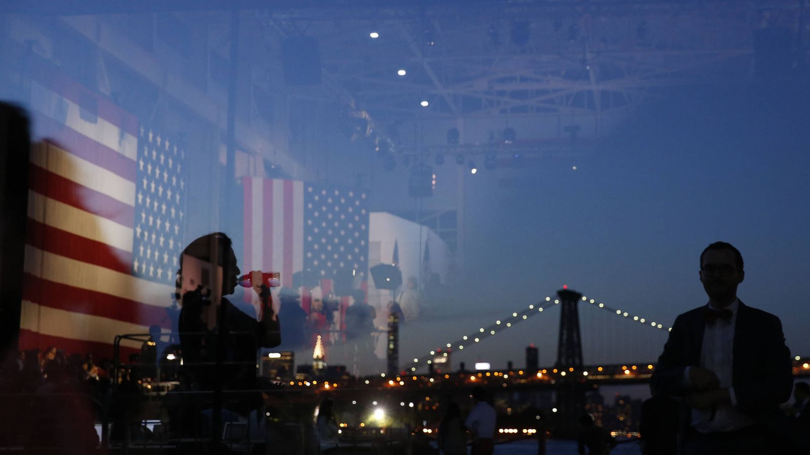 Foto: Votantes de Hillary Clinton esperan una intervención de la candidata demócrata en un acto de campaña, en Brooklyn, Nueva York. (Reuters)