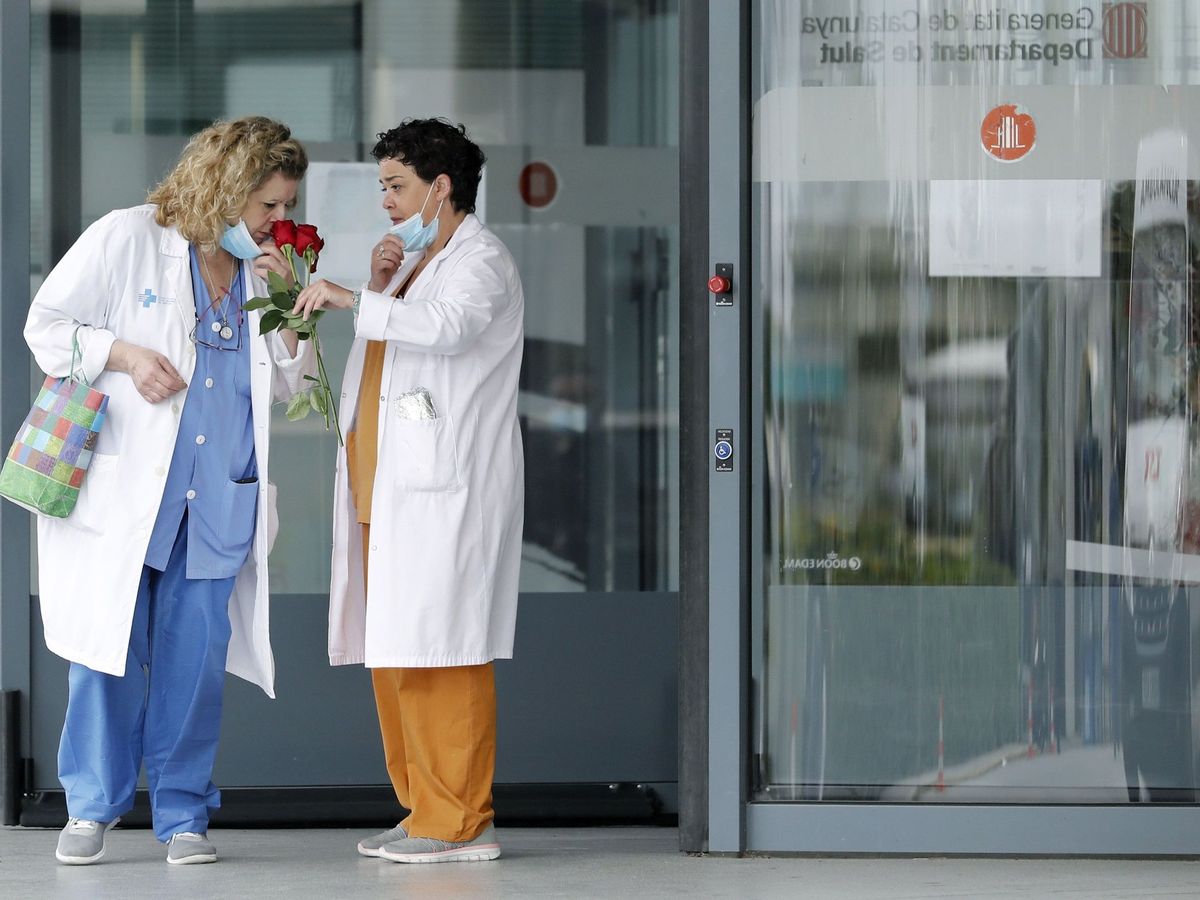 Foto: Dos trabajadoras del Hospital de Bellvitge, con las rosas que les han regalado en una iniciativa del Gremio de Floristerías de Barcelona. (EFE)