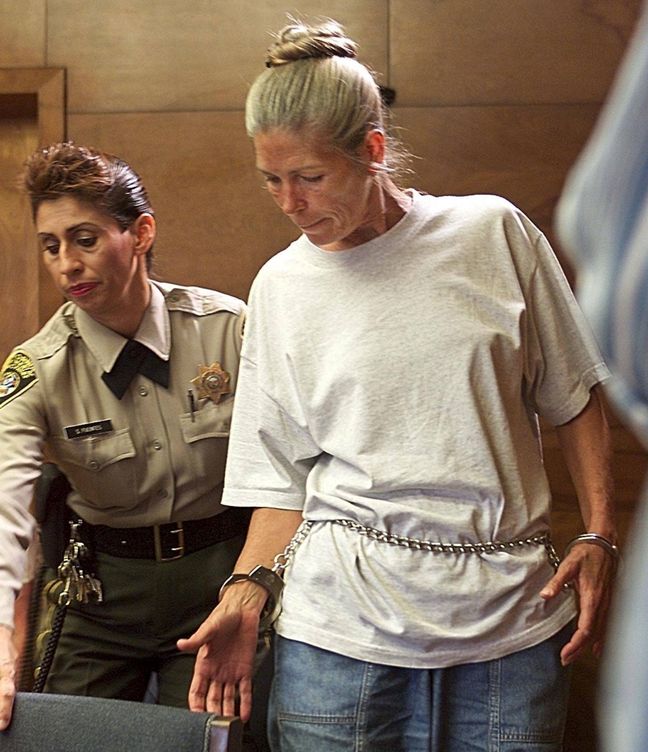 Leslie Van Houten llega a una vista para su libertad condicional en la Insitución para Mujeres en Corona, California, en 2017. (Efe)