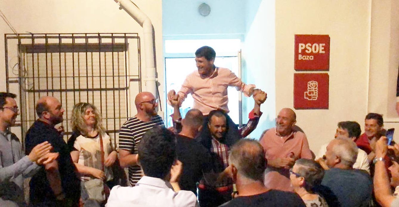 El alcalde de Baza, Pedro Fernández, celebrando el triunfo electoral tres días después de las elecciones