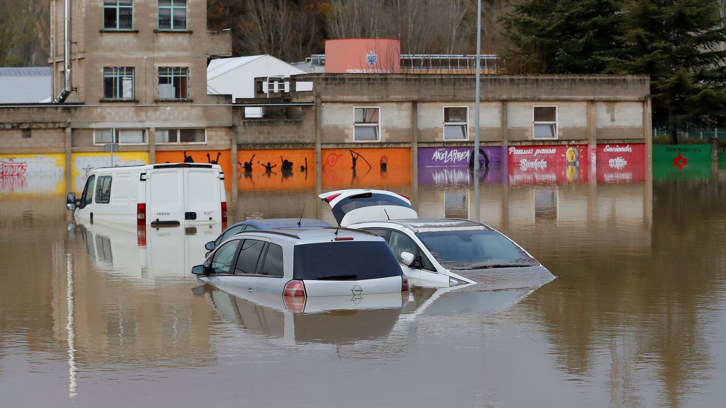 Calles inundadas en Burlada, Navarra, en el otoño de 2021. (EFE/V. López) 