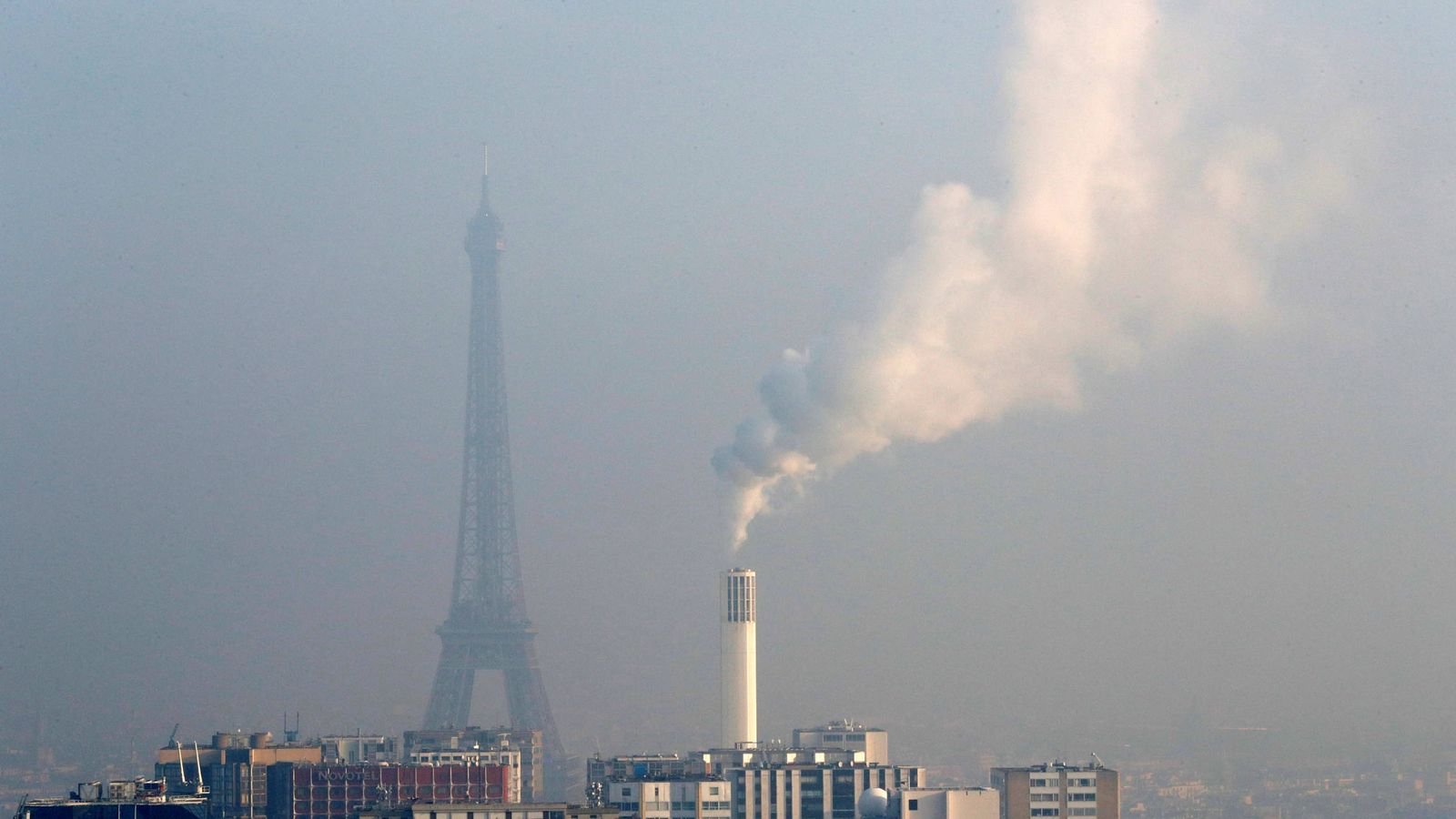 Foto: Una imagen de París con la Torre Eiffel en un día con altos niveles de contaminación. (Reuters)