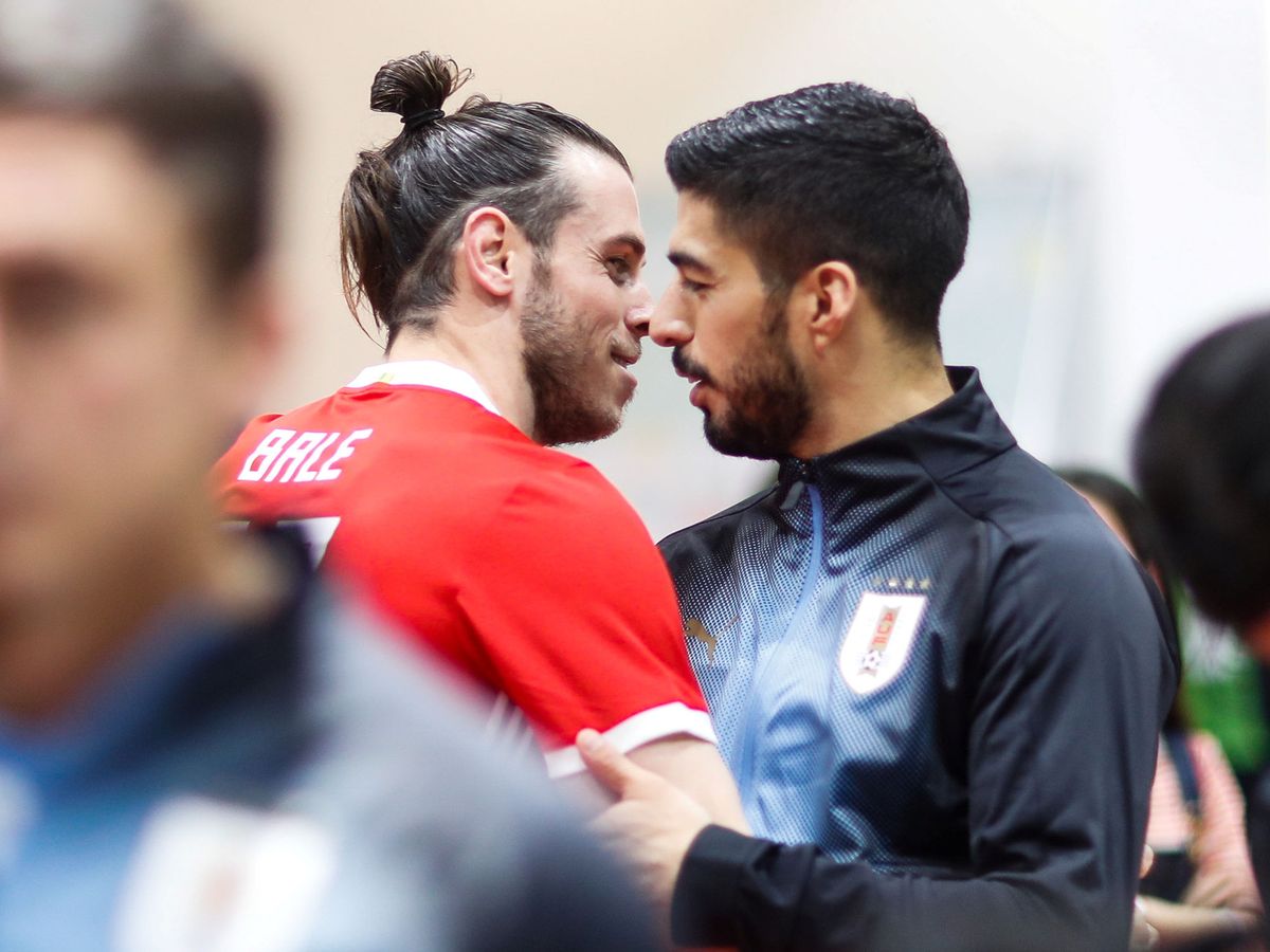 Foto: Gareth Bale y Luis Suárez se saludan en un partido entre Gales y Uruguay. (Efe)