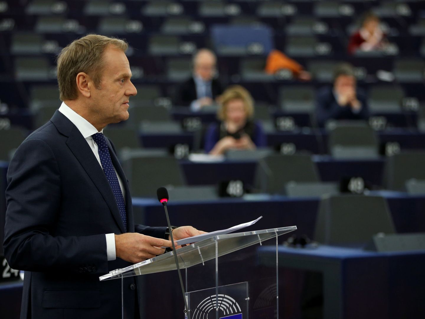 El presidente del Consejo Europeo Donald Tusk se dirige al Parlamento Europeo en Estrasburgo, el 27 de marzo de 2019. (Reuters) 