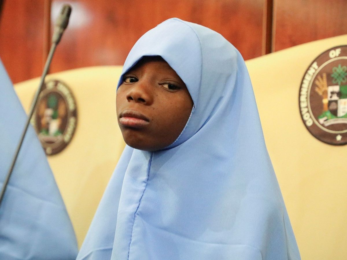 Foto: Una de las 279 estudiantes secuestradas en Nigeria tras ser liberada. (EFE) 
