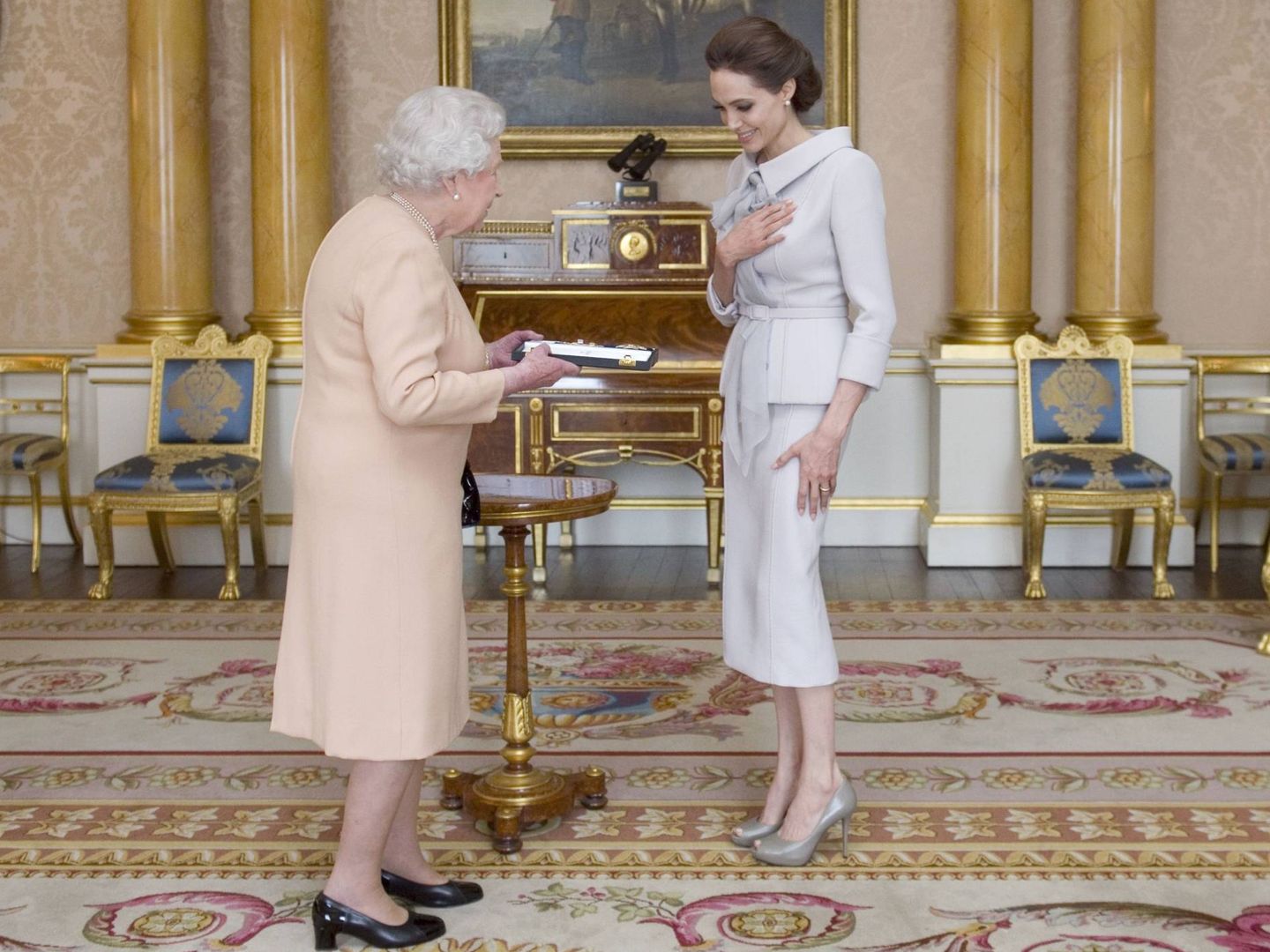 Angelina Jolie y la reina Isabel II de Inglaterra. (Gtresonline)