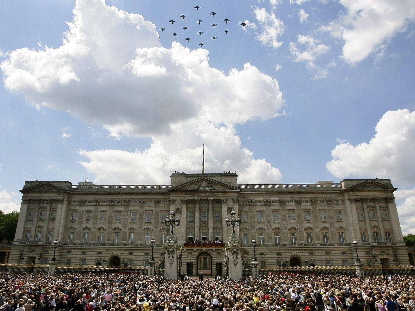 Exhibición aérea de la RAF el día del cumpleaños de Isabel II frente a Buckingham. (EFE/Felipe Trueba) 