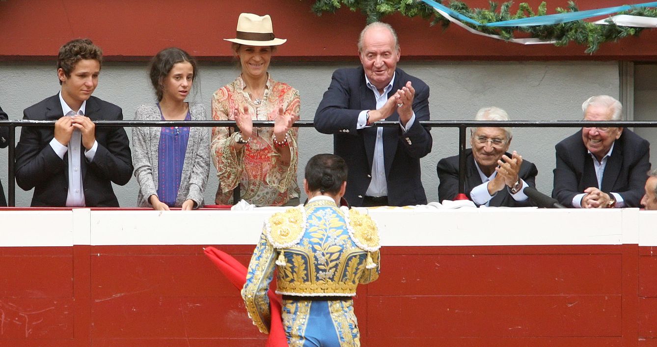 Foto: Don Juan Carlos en San Sebastián con su hija Elena y sus nietos Felipe y Victoria Federica (Gtres)