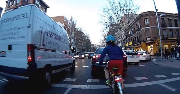 Foto: Un ciclista graba a su hija, de nueve años, circulando por la calle Bravo Murillo (YouTube)