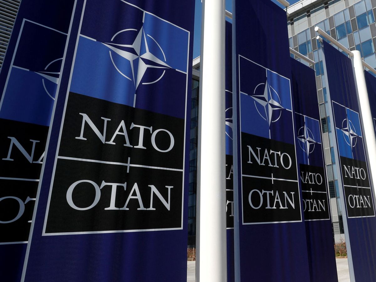 Foto: Banners de la OTAN. (Reuters/Yves Herman)