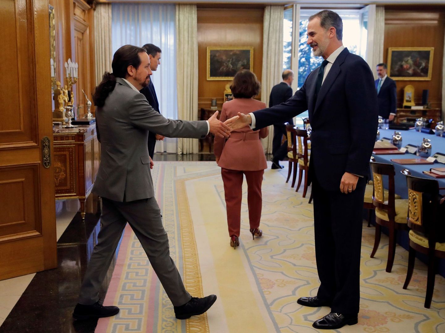 El rey Felipe VI recibe al vicepresidente segundo del Gobierno, Pablo Iglesias, a su llegada al Palacio de la Zarzuela. (EFE)