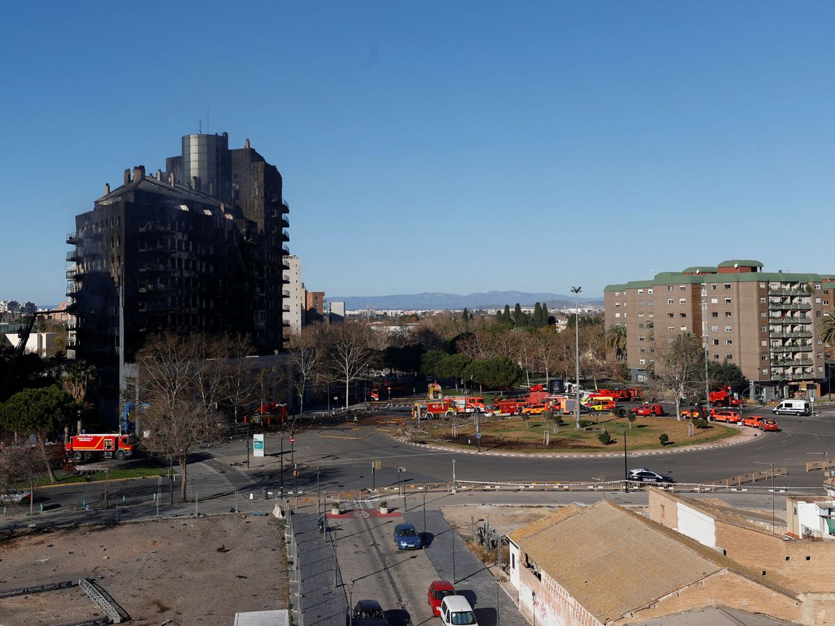 Foto: Vista de la torre de apartamentos incendiada. (Reuters/Eva Manez)