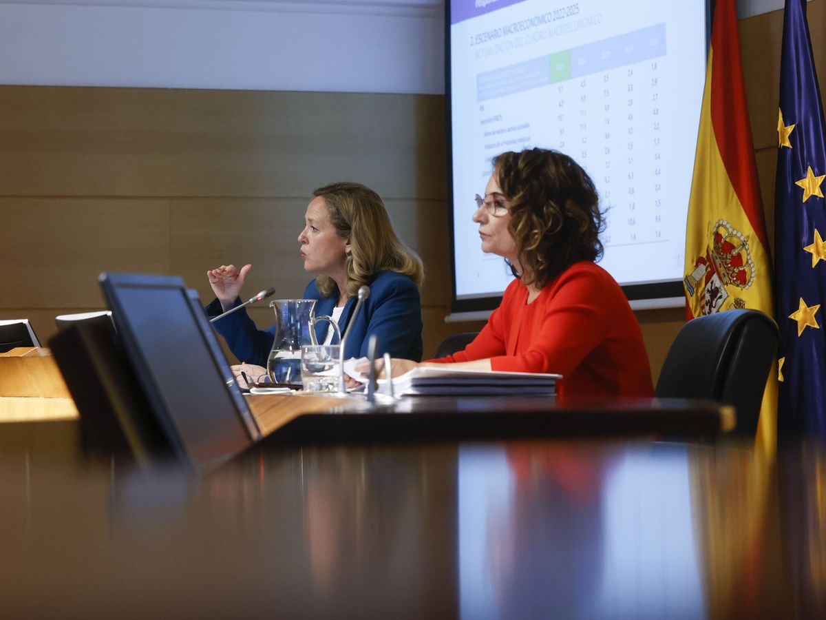 Foto: La vicepresidenta económica, Nadia Calviño, y la ministra de Hacienda, María Jesús Montero. (EFE/Juan Carlos Hidalgo)