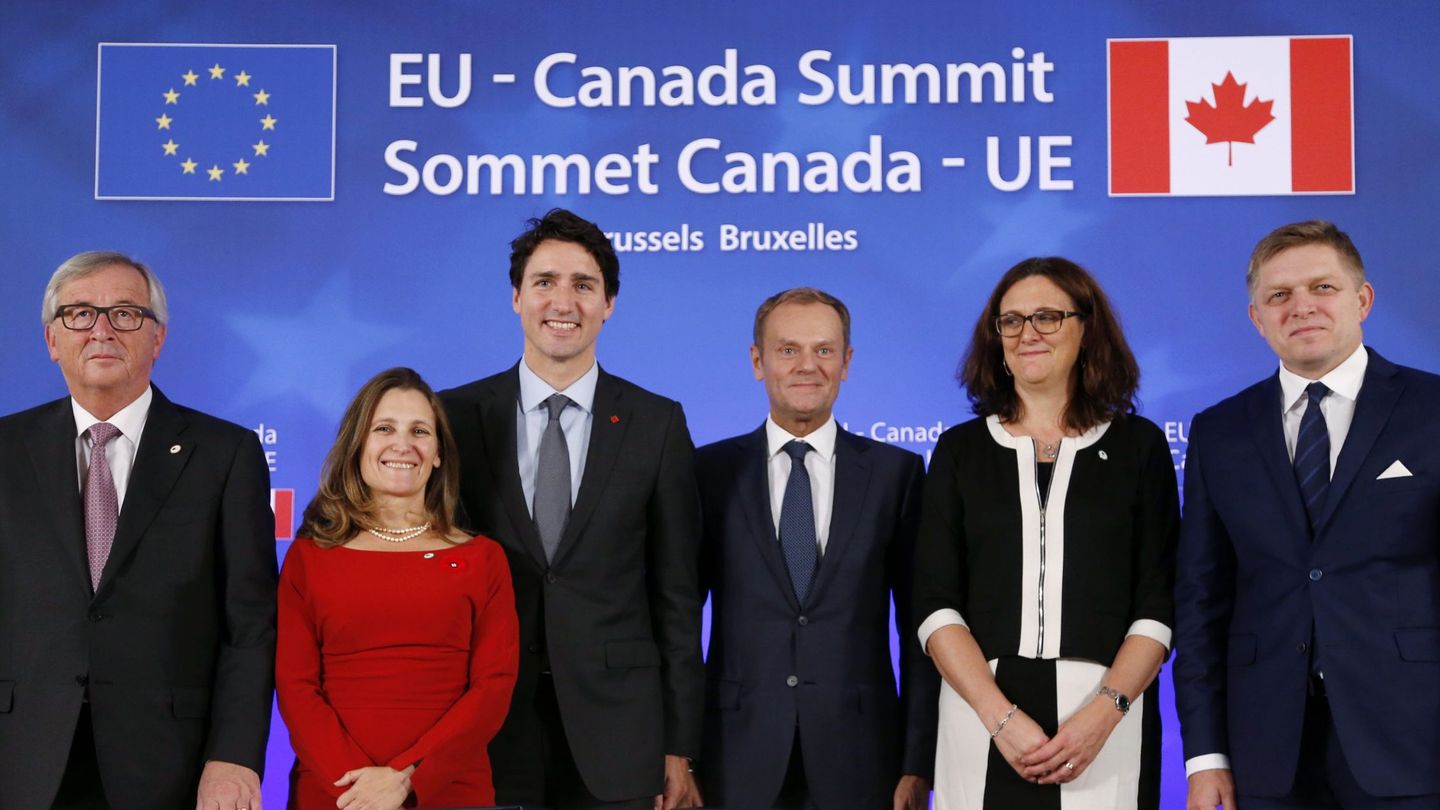 Jean-Claude Juncker, junto a los equipos de la UE y de Canadá, que lidera su primer ministro, Justin Trudeau. (Reuters)