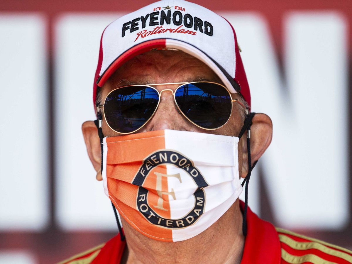 Foto: Un hombre lleva una mascarilla del Feyenoord, equipo de Róterdam. (EFE)