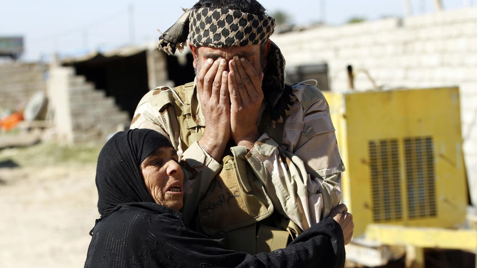 Foto: Una mujer abraza a un miliciano de Hashid Shaabi a su llegada a la ciudad de Alam March  (REUTERS)