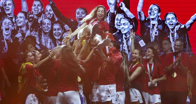 La jugadora de la selección española femenina de fútbol Olga Carmona fue manteada por sus compañeras durante la celebración. (EFE/Rodrigo Jiménez). 