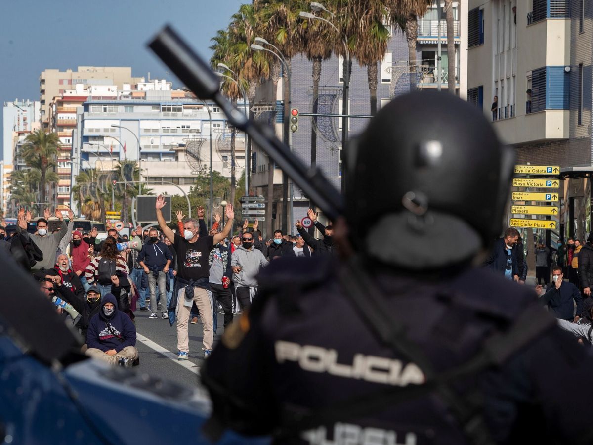 Foto: Séptima jornada de la huelga del metal en Cádiz. (EFE/Román Ríos)
