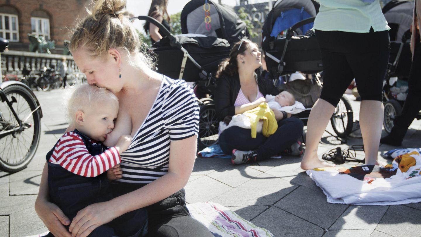 Varias mujeres dan el pecho a sus hijos  (EFE/Linda Henriksen)