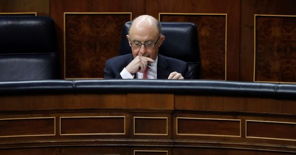 Foto: El ministro de Hacienda, Cristóbal Montoro, durante la sesión de control al Gobierno del pasado 29 de noviembre. (EFE)