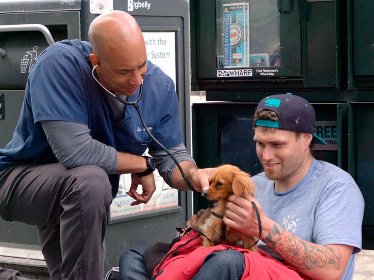 Foto: El doctor Kwane Stewart lleva nueve años ayudando a las mascotas de las personas sin hogar (Foto: Facebook)