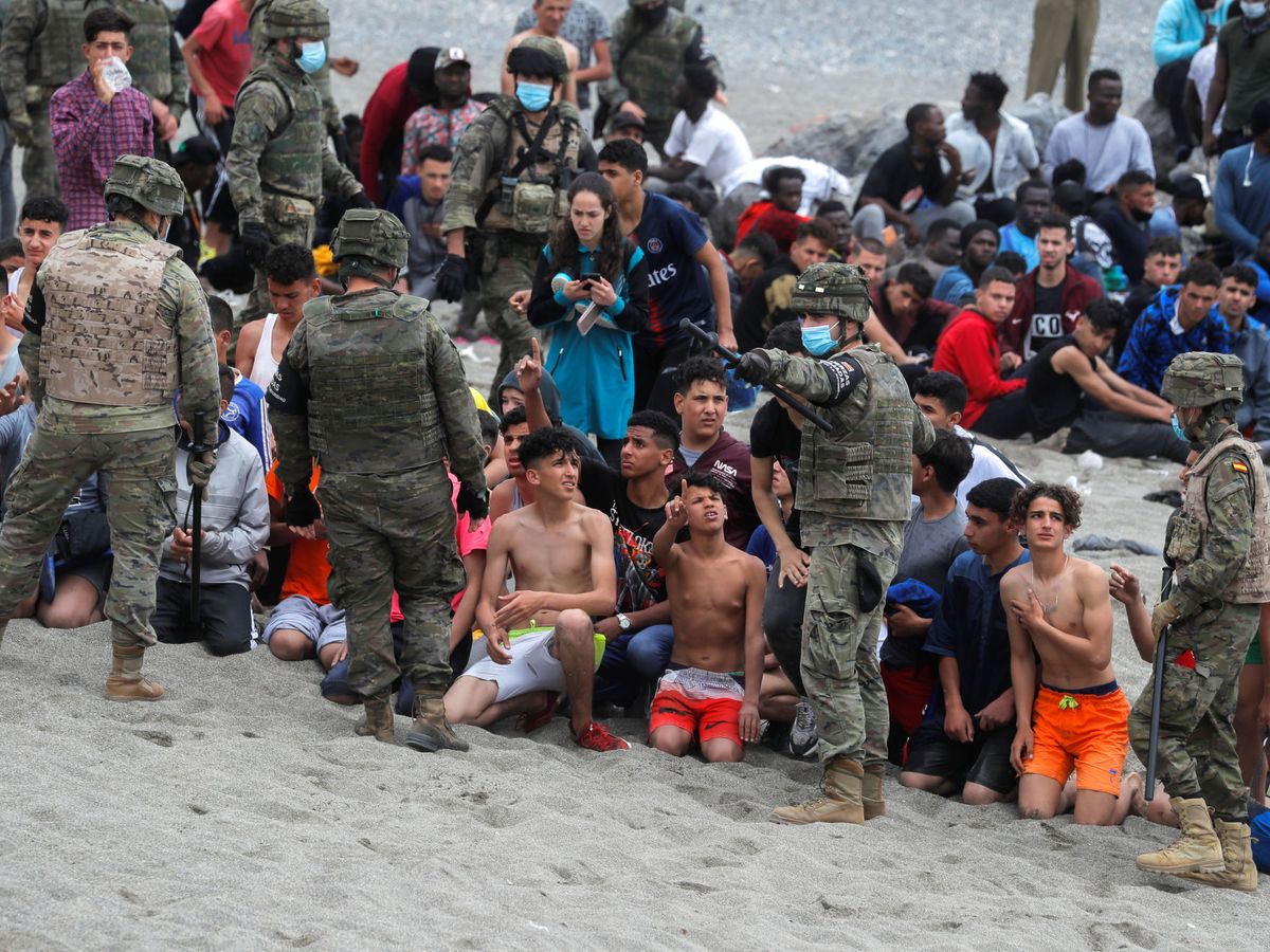 Foto: Imagen de las fuerzas armadas custodiando a un grupo de menores migrantes. (EFE)