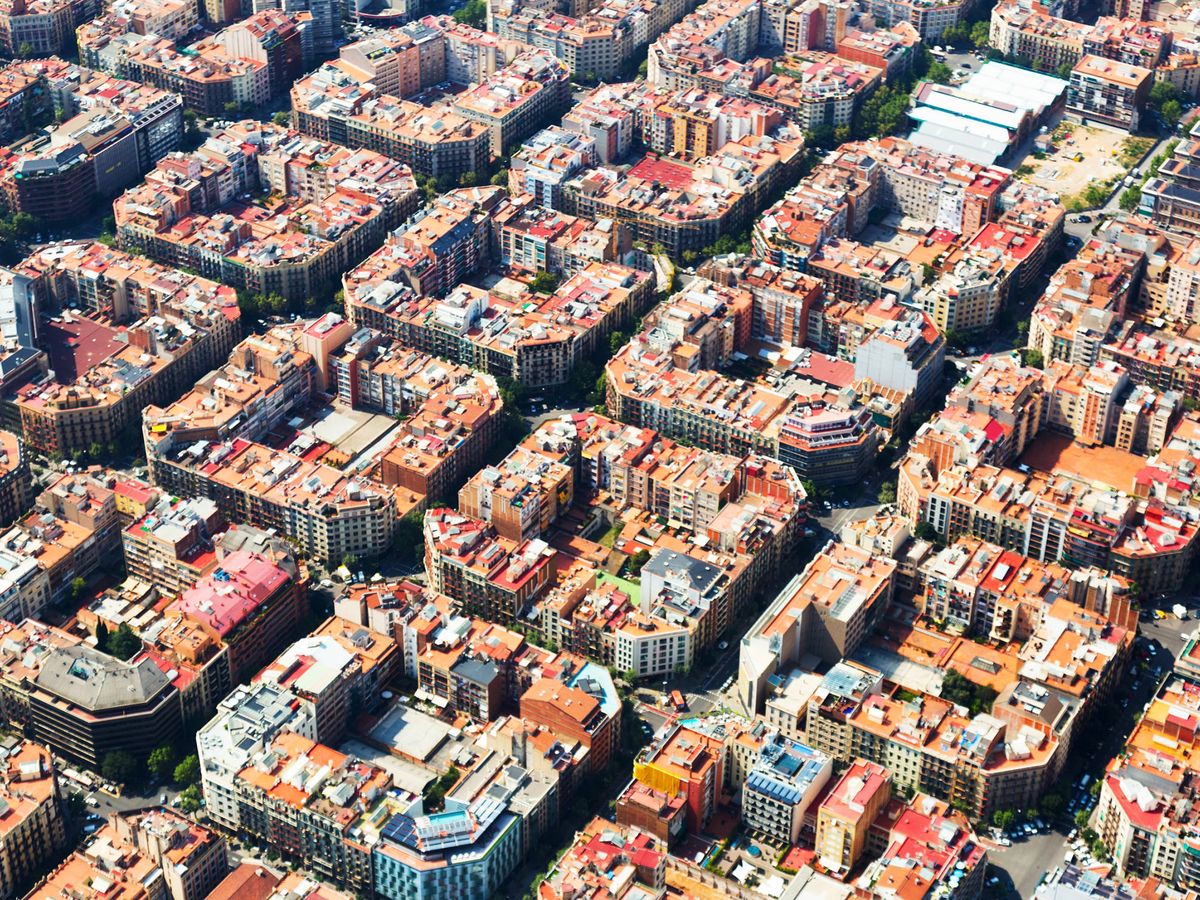 Foto: Vista aérea del Ensanche barcelonés. (iStock)