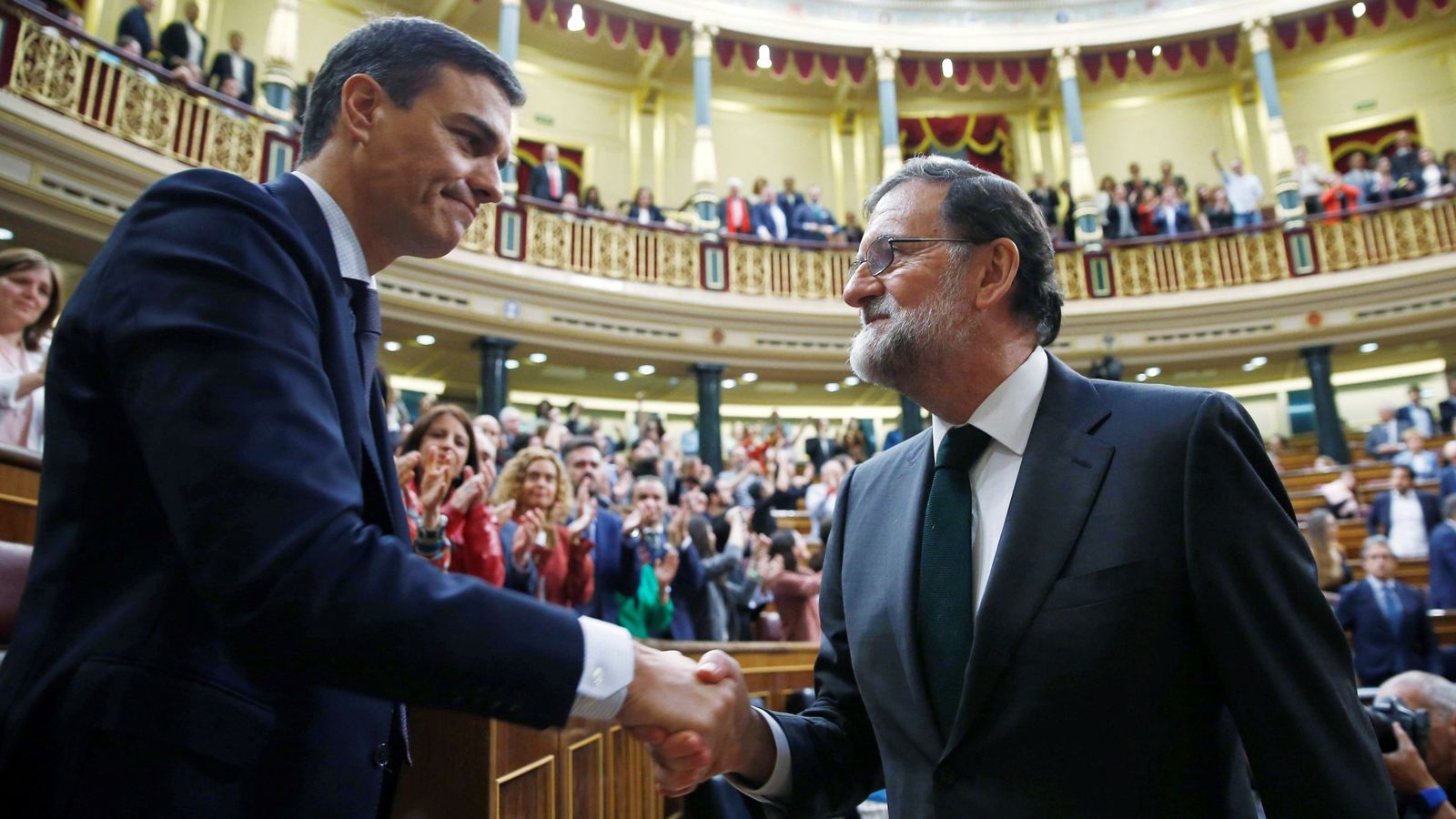 Foto: Pedro Sánchez y Mariano Rajoy se dan la mano tras la moción de censura | EFE