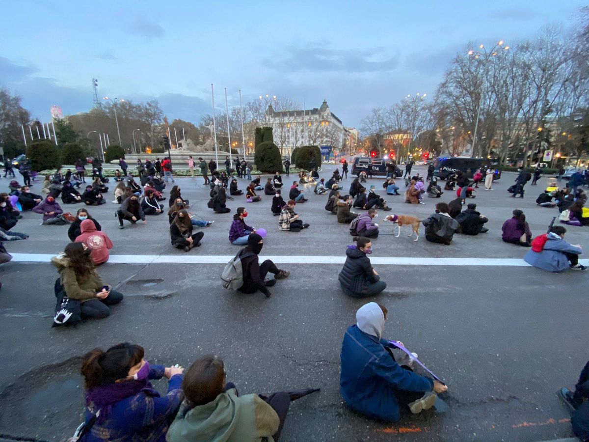 Foto: Mujeres escuchan el manifiesto por el 8-M en Madrid. (María Zuil) 