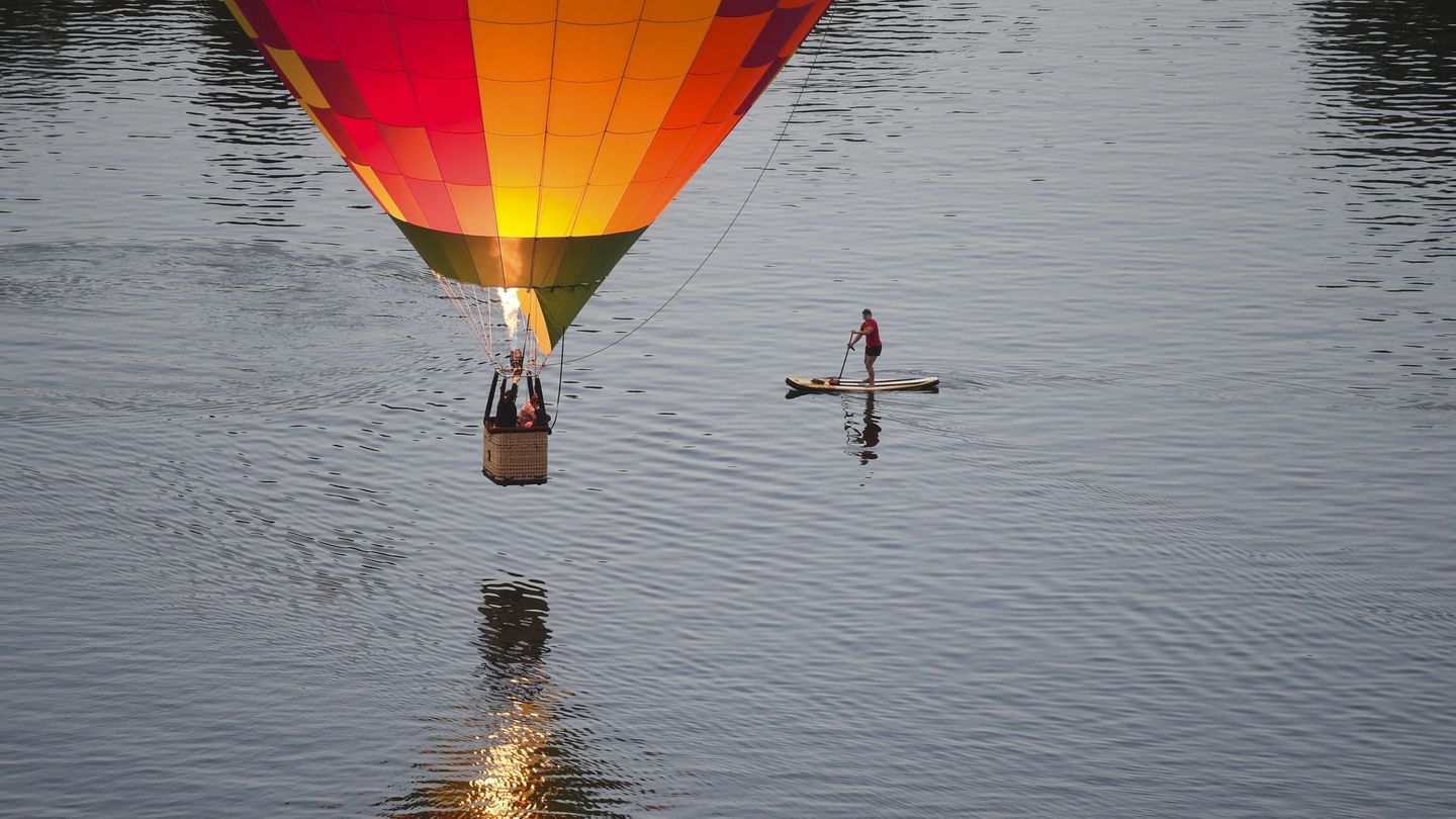 Un globo aerostático sobrevuela el lago Burley Griffin durante el festival del globo aerostático de Canberra en 2016 | EFE
