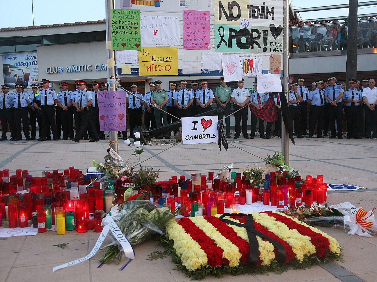 Homenaje de las fuerzas de seguridad del Estado a las víctimas de los atentados, en Cambrils. (EFE)
