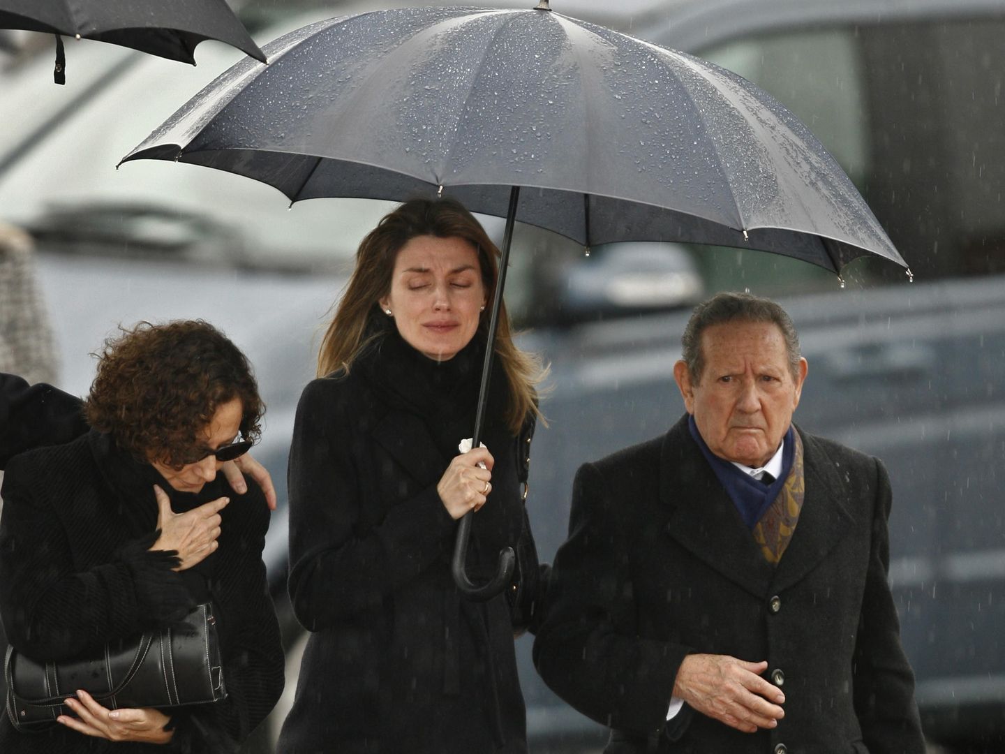 La entonces Princesa de Asturias llega acompañada por su familia al funeral de su hermana, en 2007. (AP)