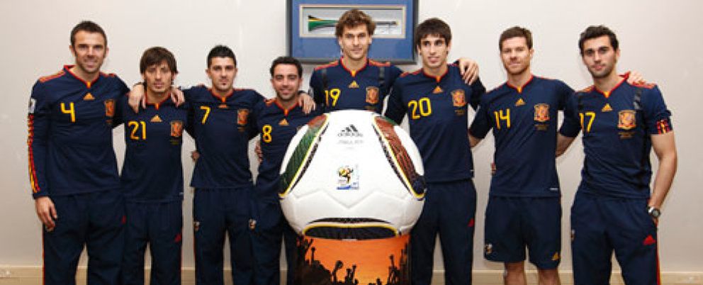 Foto: Hinchas españoles compran un balón de la final del Mundial por 57.000 euros