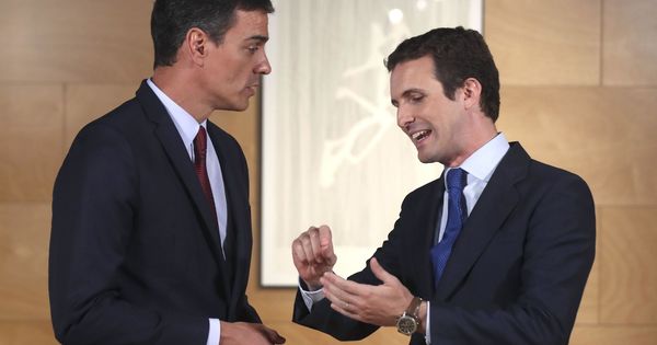 Foto: El presidente del Gobierno en funciones, Pedro Sánchez (i), y el líder del PP, Pablo Casado (d), durante una ronda de consultas. (EFE)