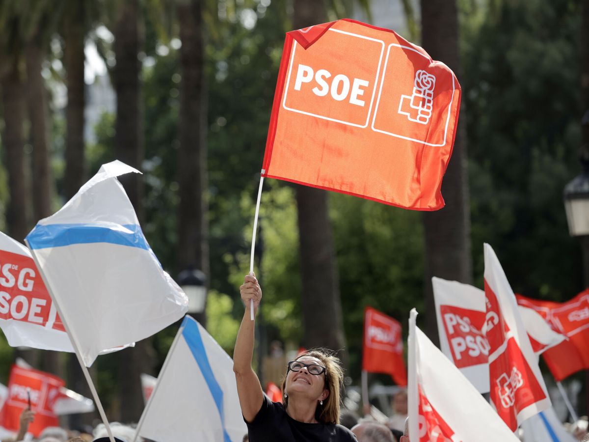Foto: Simpatizantes del PSOE acuden a un mitin electoral de ese partido en A Coruña en julio de 2023. (EFE/Cabalar)