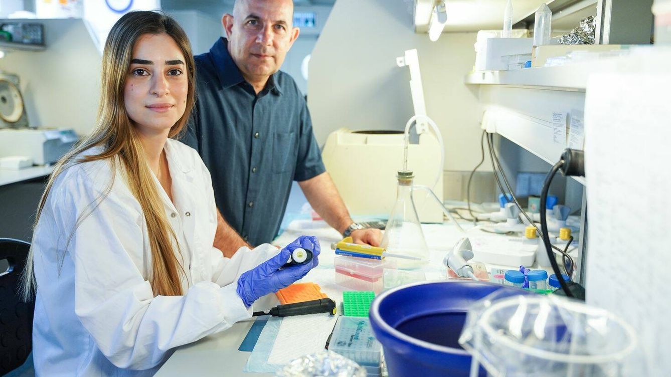 Foto: El profesor Doron Melamed (derecha) y la Dra. Reem Dowery en su laboratorio. (ITTI)