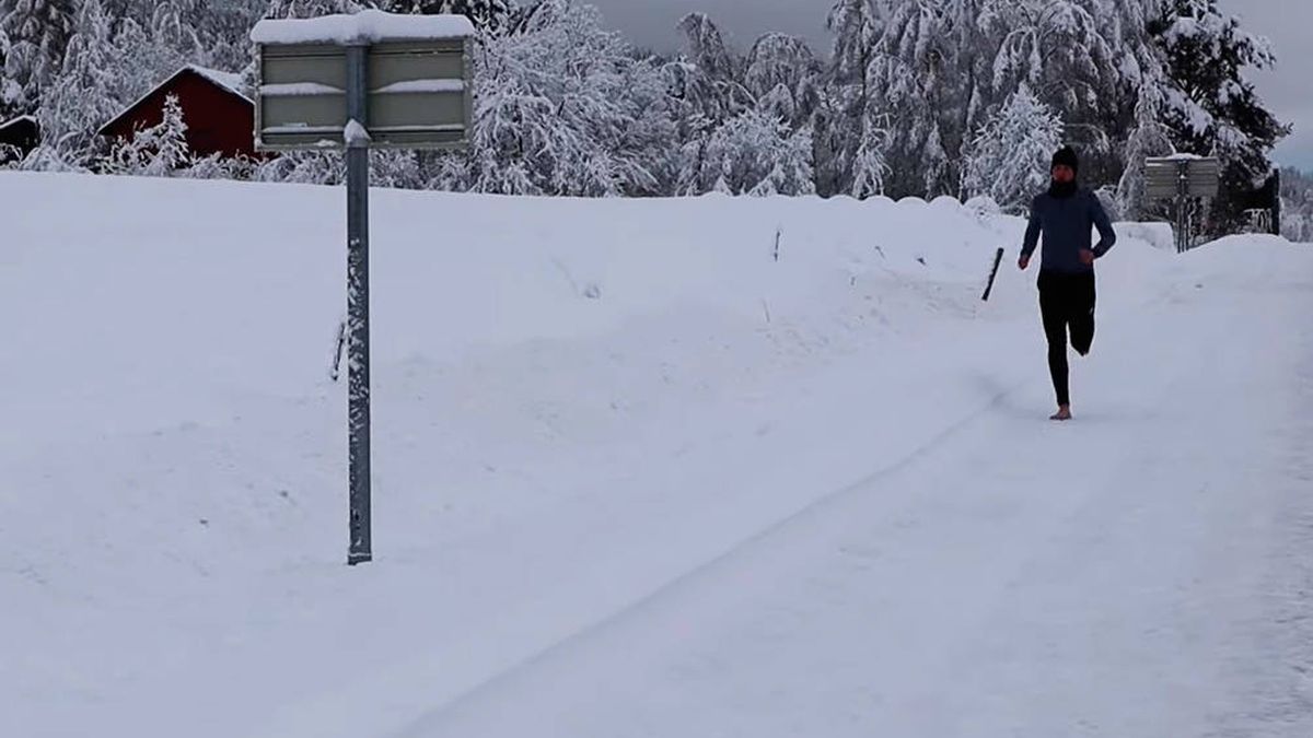 Un noruego corre media maratón descalzo sobre la nieve y bate un récord