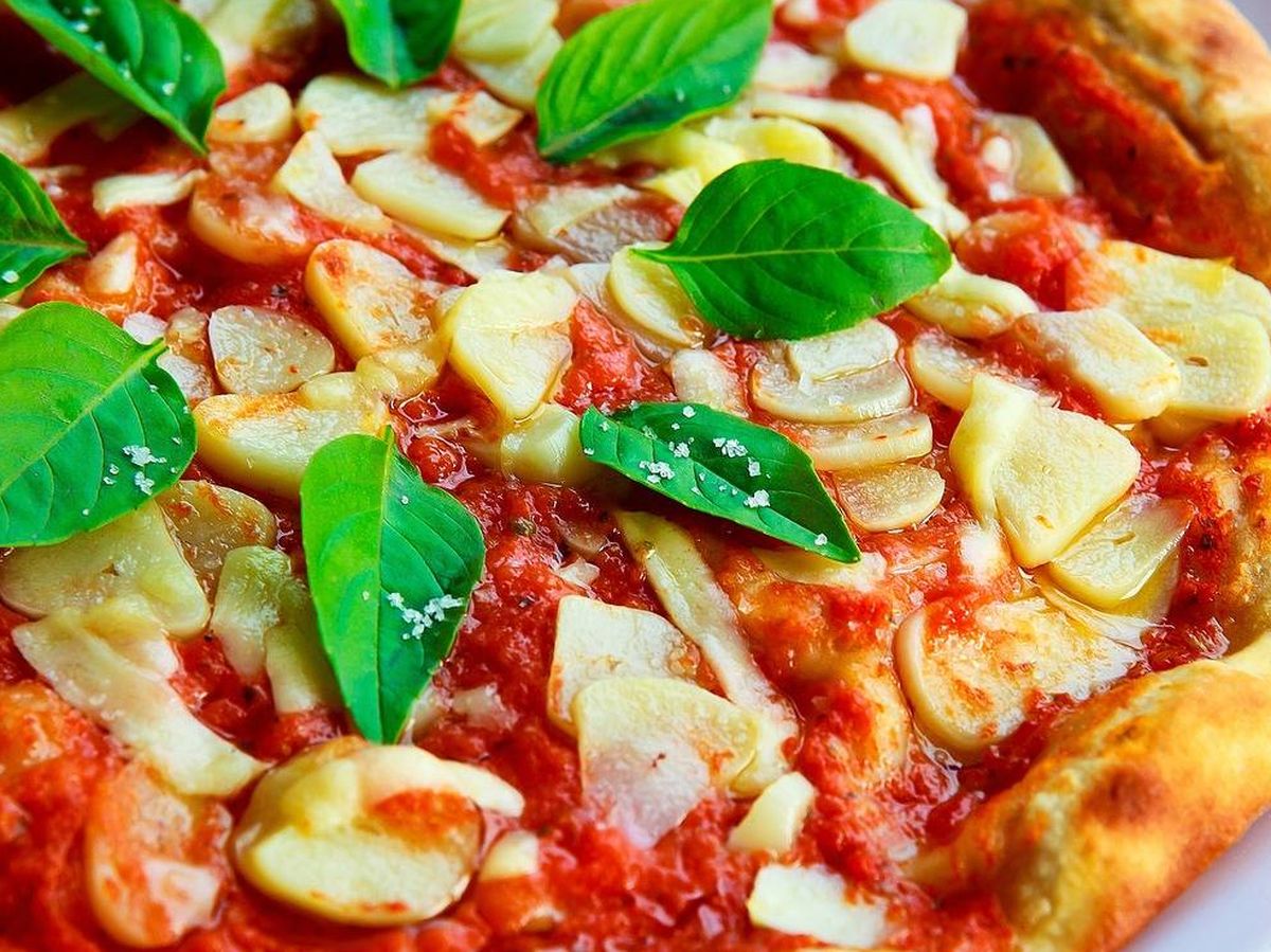 Foto: Pizza de tomate, ajo y albahaca.