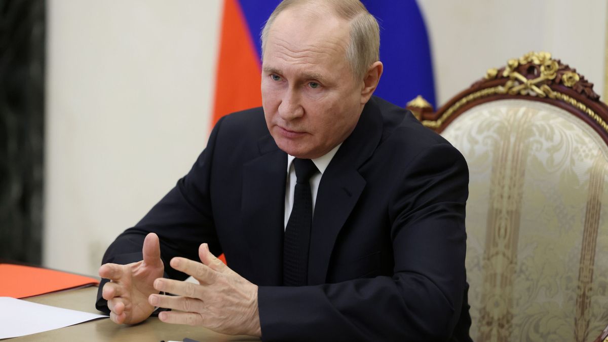 Rusia prohibirá antes de fin de año a empresas rusas vender crudo bajo tope