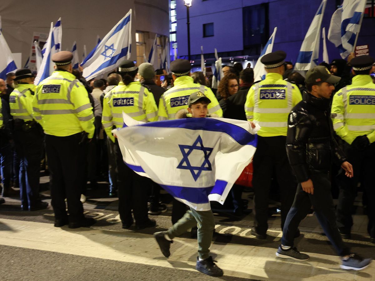 Foto: La policía observa la protesta de los miembros de la Asamblea Nacional Judía (NJA) ante la sede de la BBC en Londres. (EFE/EPA/Andy Rain)