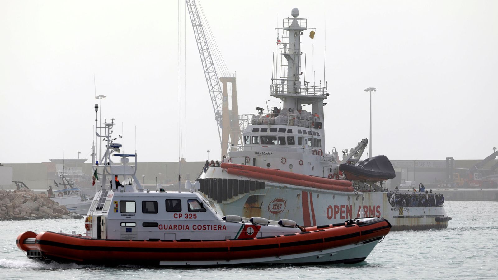 Foto: El barco de la ONG Proactiva Open Arms en el puerto de Pozzallo. (Reuters)