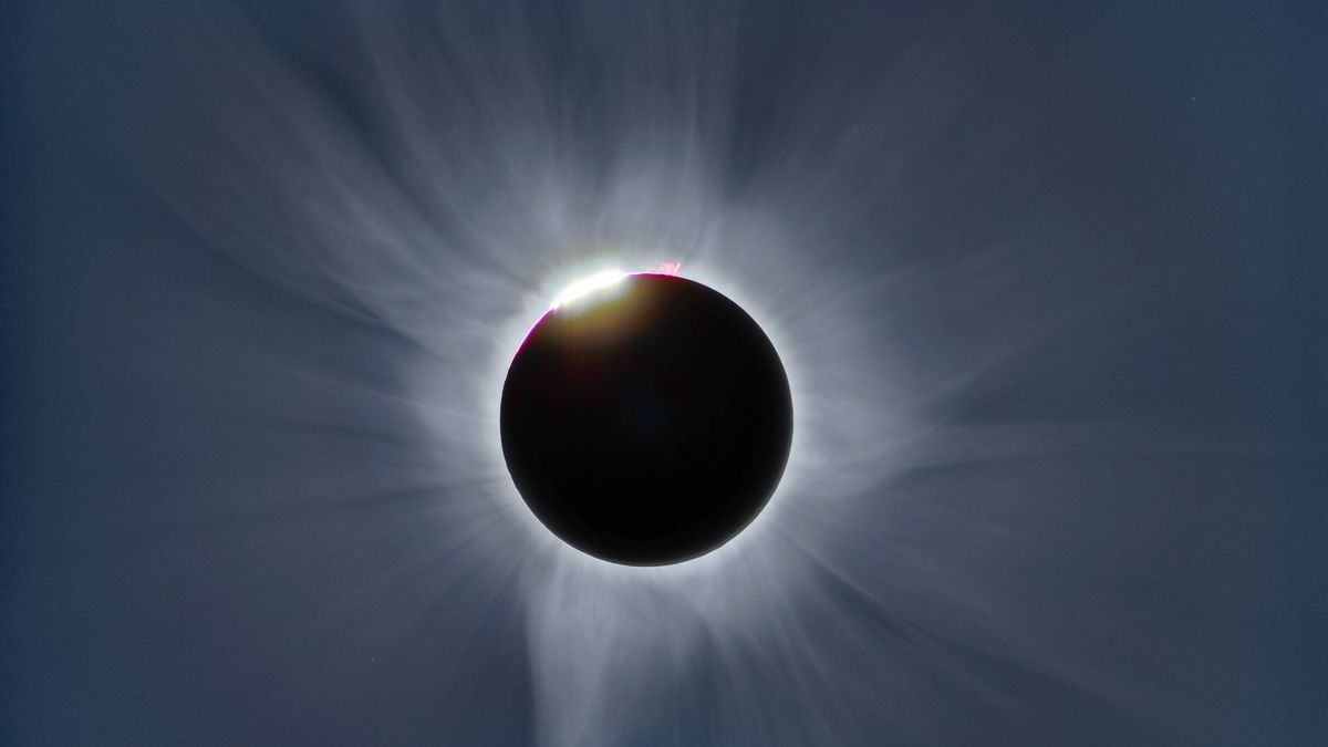 La razón por la que la NASA lanzará 3 cohetes en el eclipse solar total de este 8 de abril