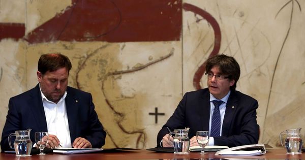 Foto: El presidente de la Generalitat, Carles Puigdemont (d), y el vicepresidente del Govern y 'conseller' de Economía, Oriol Junqueras. (EFE)