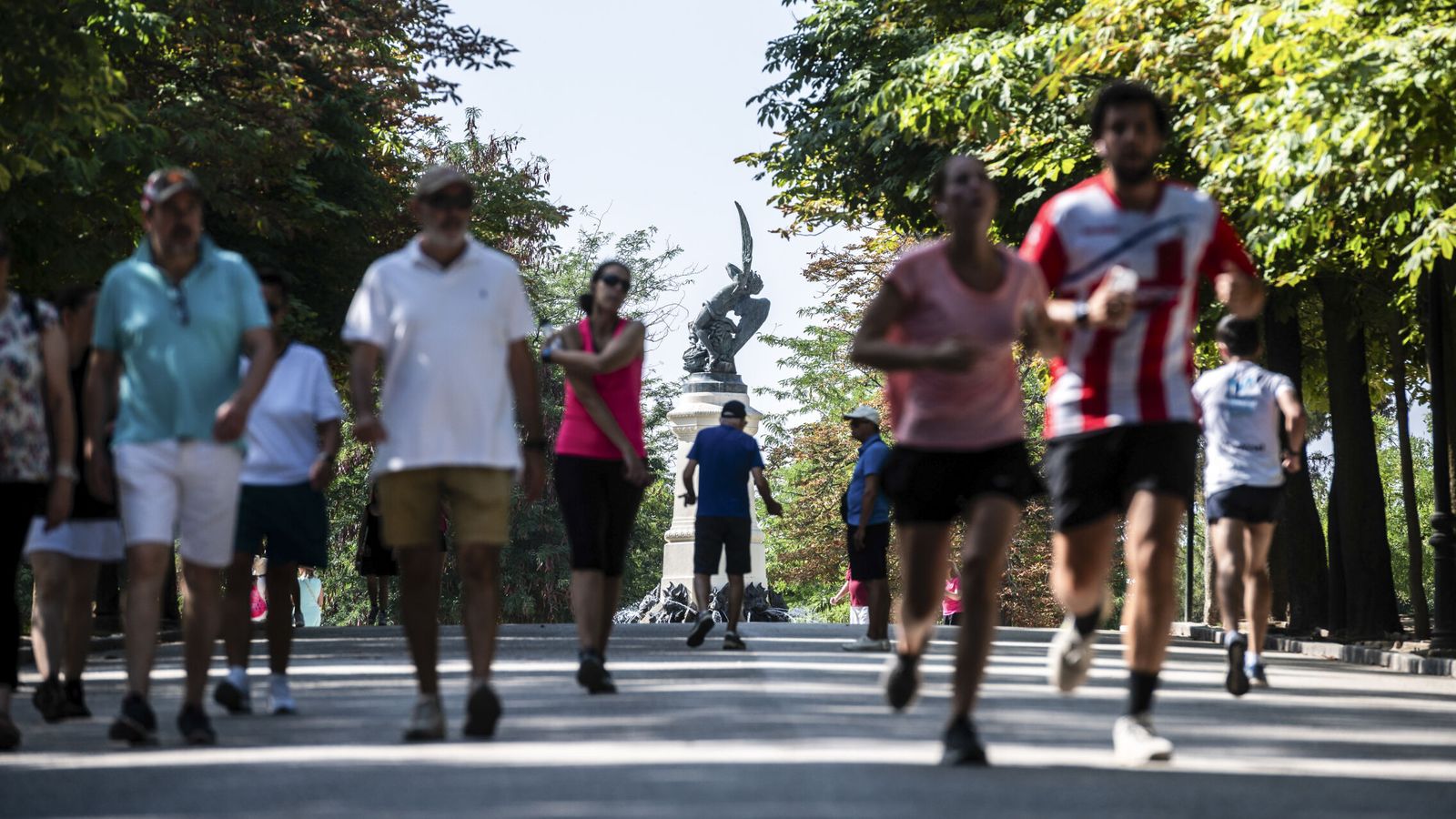Varias personas corren por El Retiro. (EFE/Fernando Villar)
