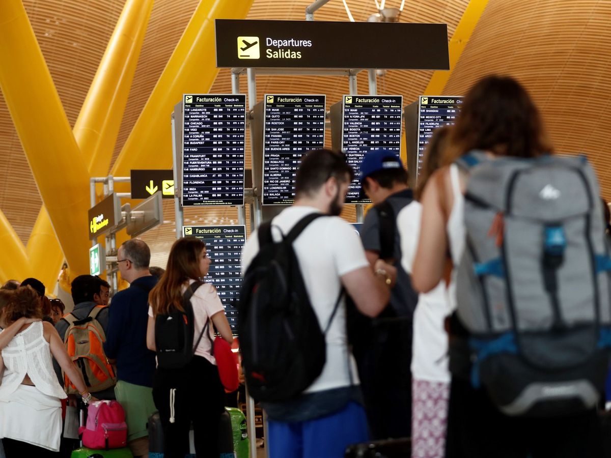 Foto: Turistas en el aeropuerto Adolfo Suárez Madrid-Barajas. (EFE)