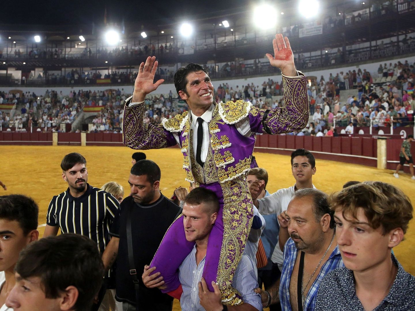 Cayetano sale a hombros en la pasada Feria de Málaga. (EFE)
