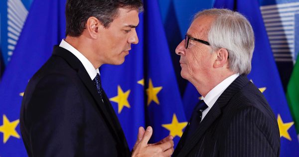 Foto: Pedro Sánchez conversa con el presidente de la Comisión Europea, Jean-Claude Juncker. (EFE)