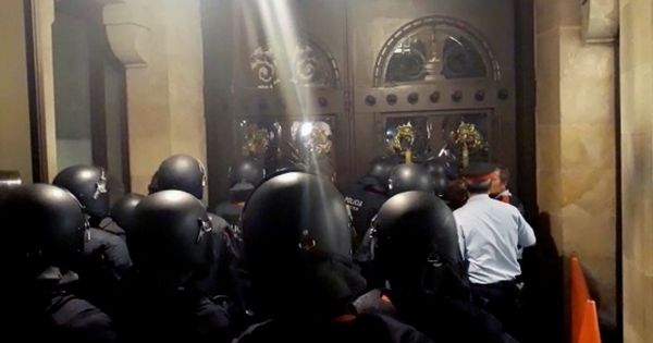 Foto: Mossos d'Esquadra aguardan en el interior del Parlamento de Cataluña. (EFE)